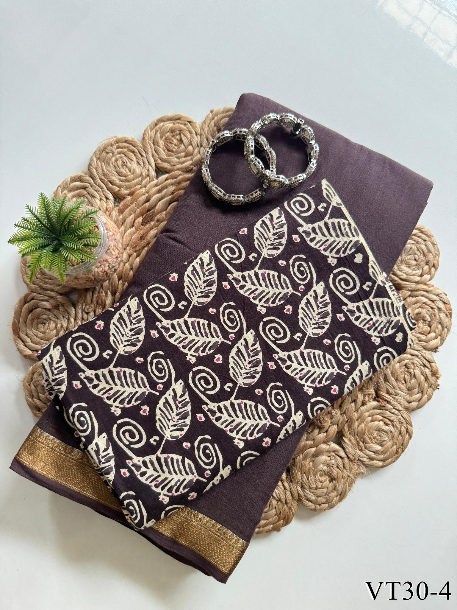 Mul cotton with Resham weaving border With tassels Workthe saree