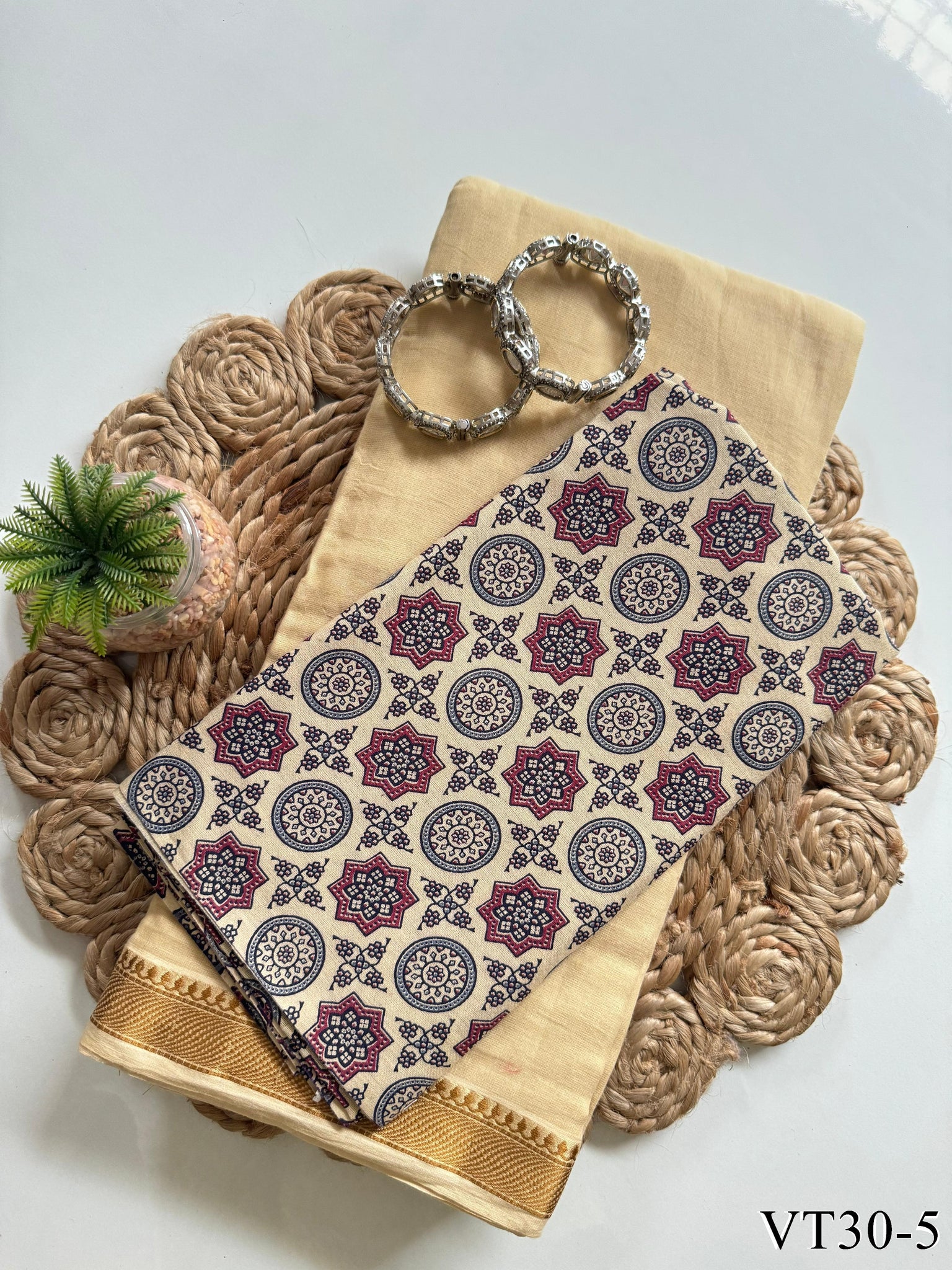 Mul cotton with Resham weaving border With tassels Workthe saree
