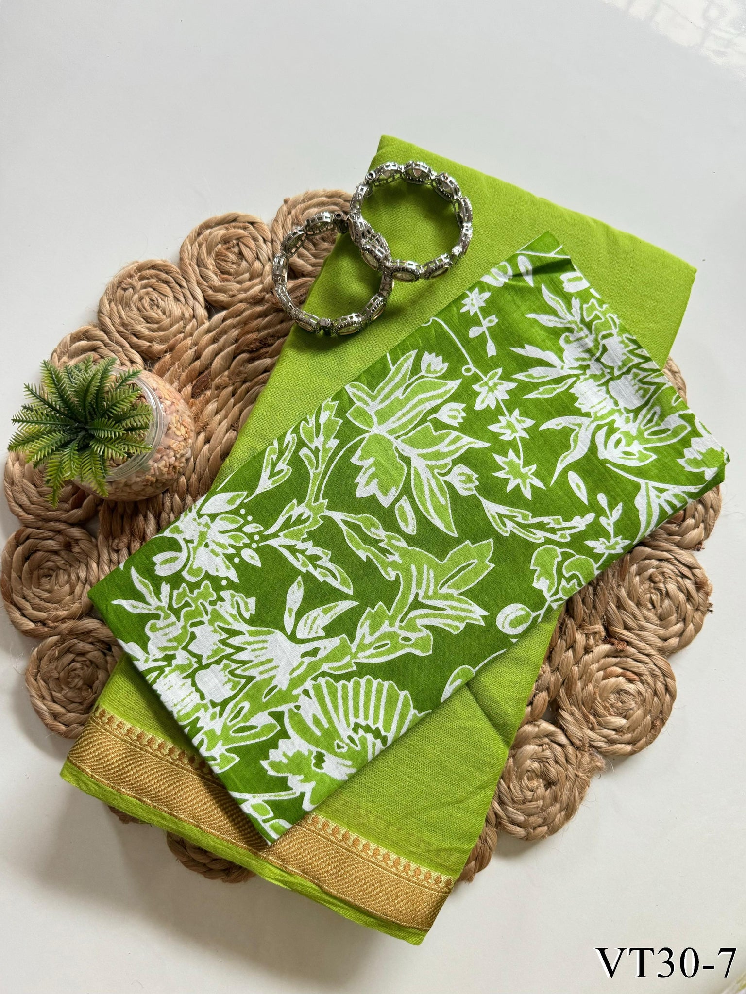 Mul cotton with Resham weaving border With tassels Workthe saree