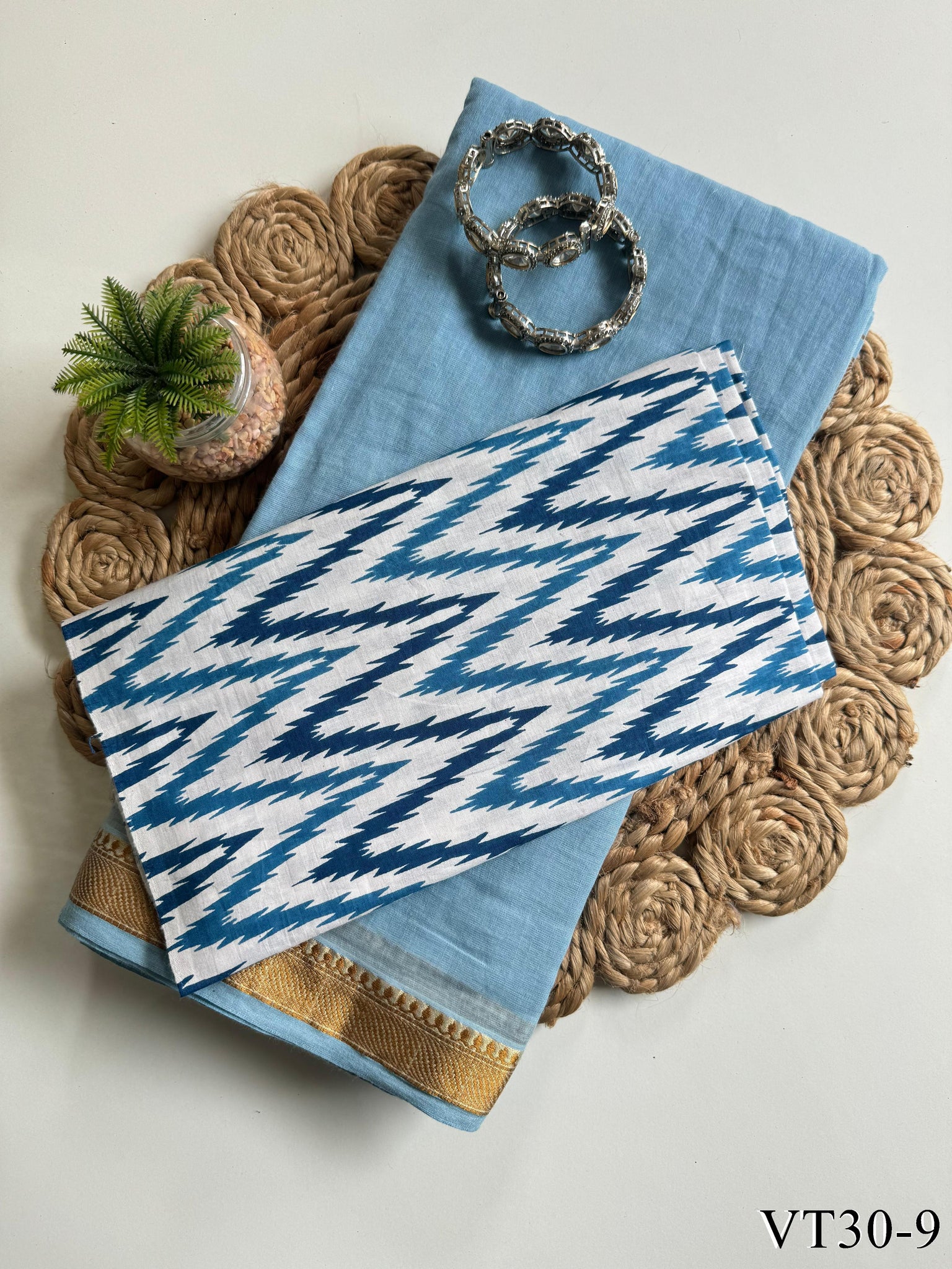 Mul cotton with Resham weaving border With tassels Workthe saree
