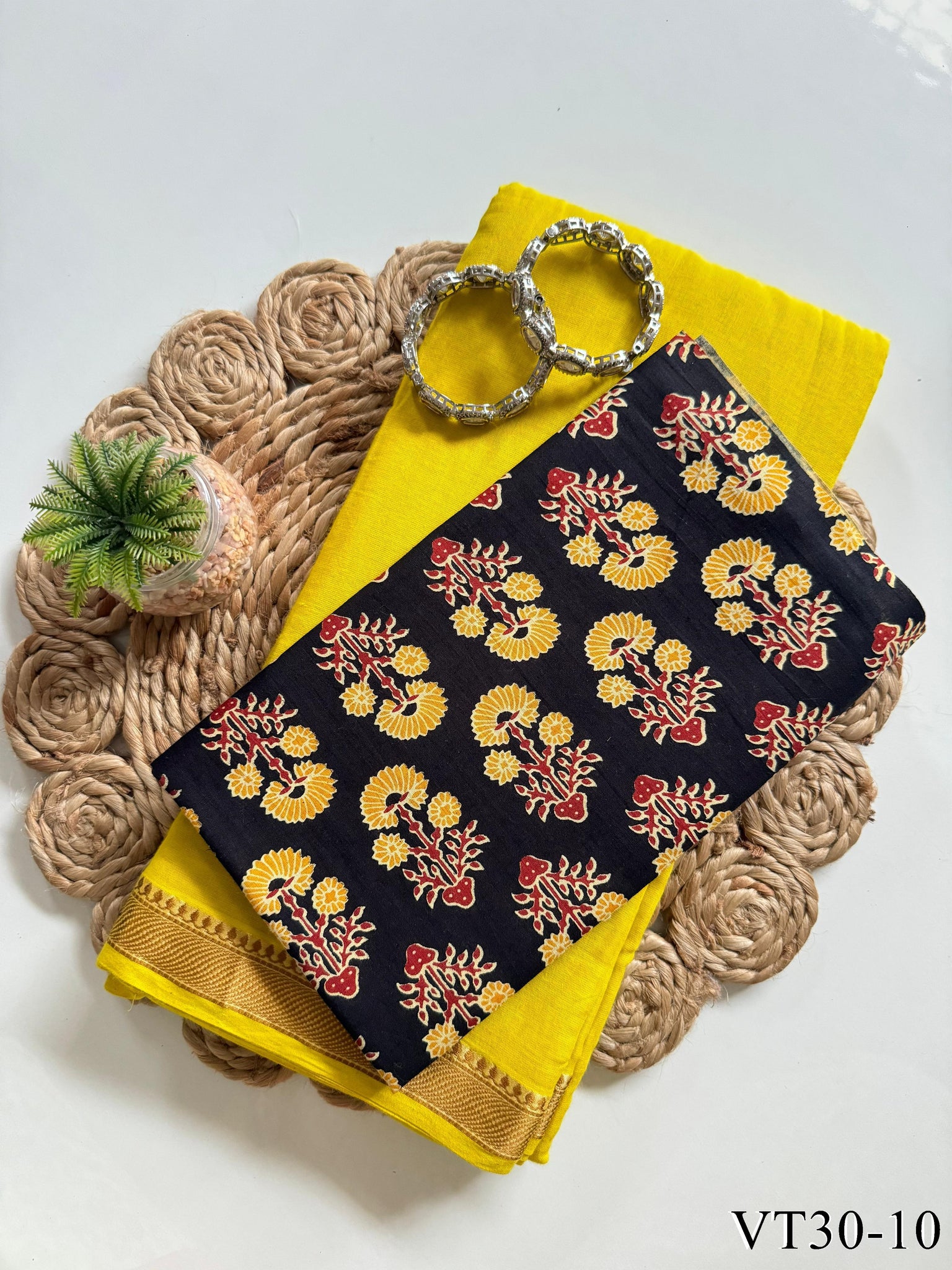 Mul cotton with Resham weaving border With tassels Workthe saree