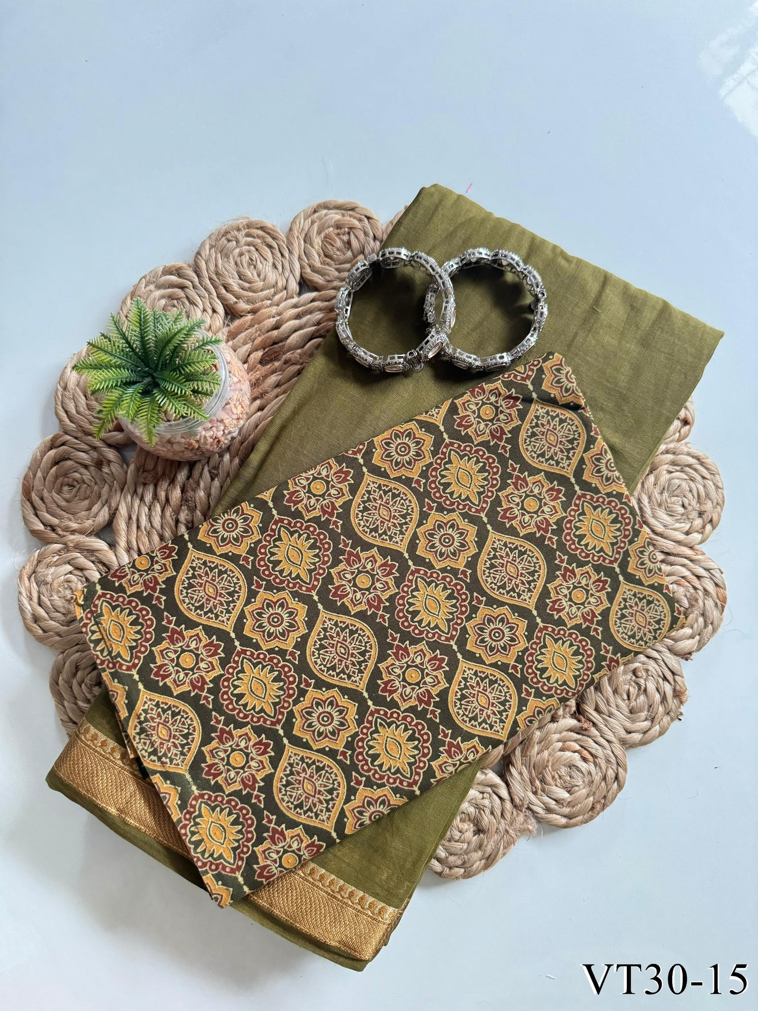 Mul cotton with Resham weaving border With tassels Workthe saree