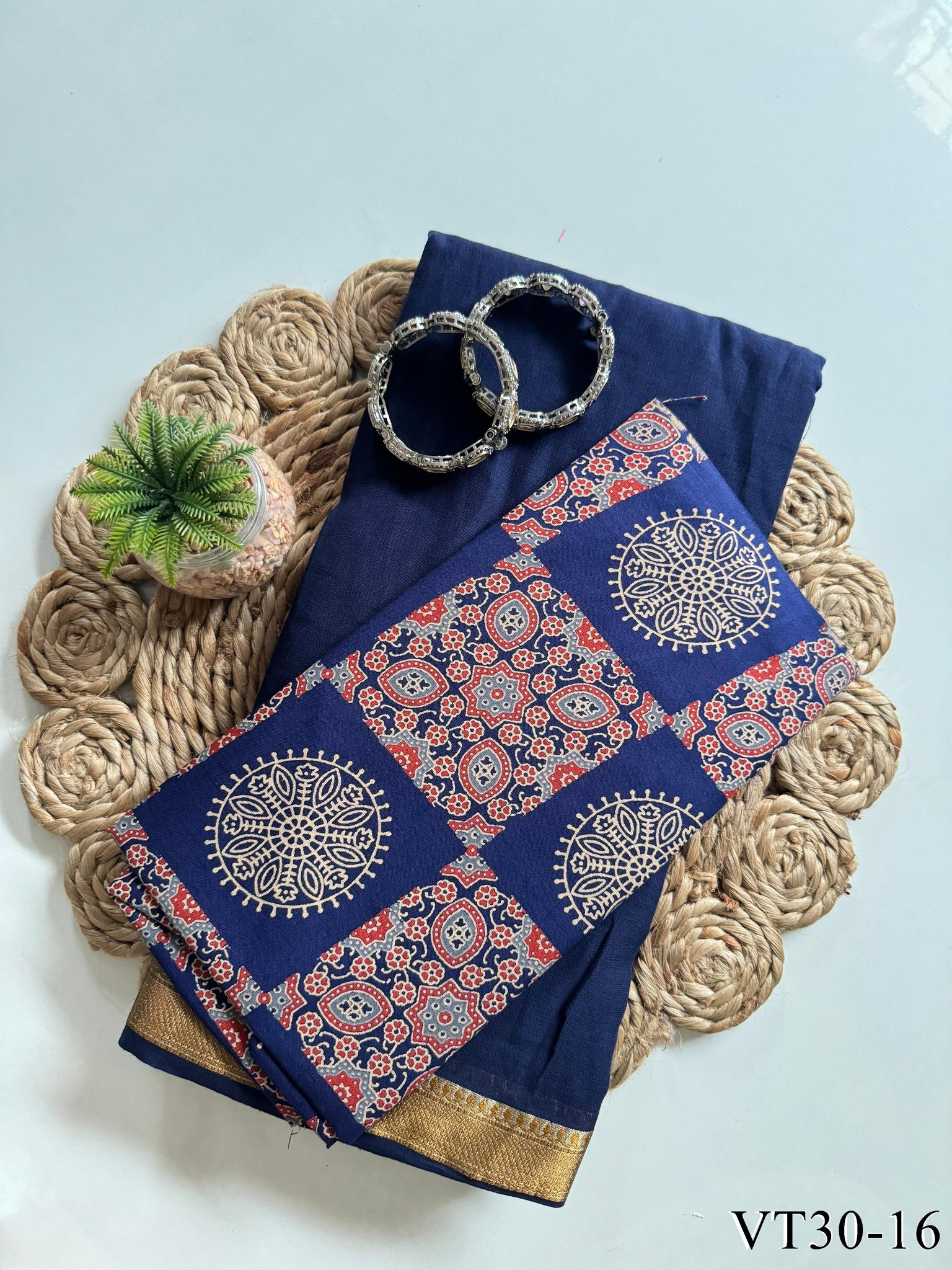 Mul cotton with Resham weaving border With tassels Workthe saree
