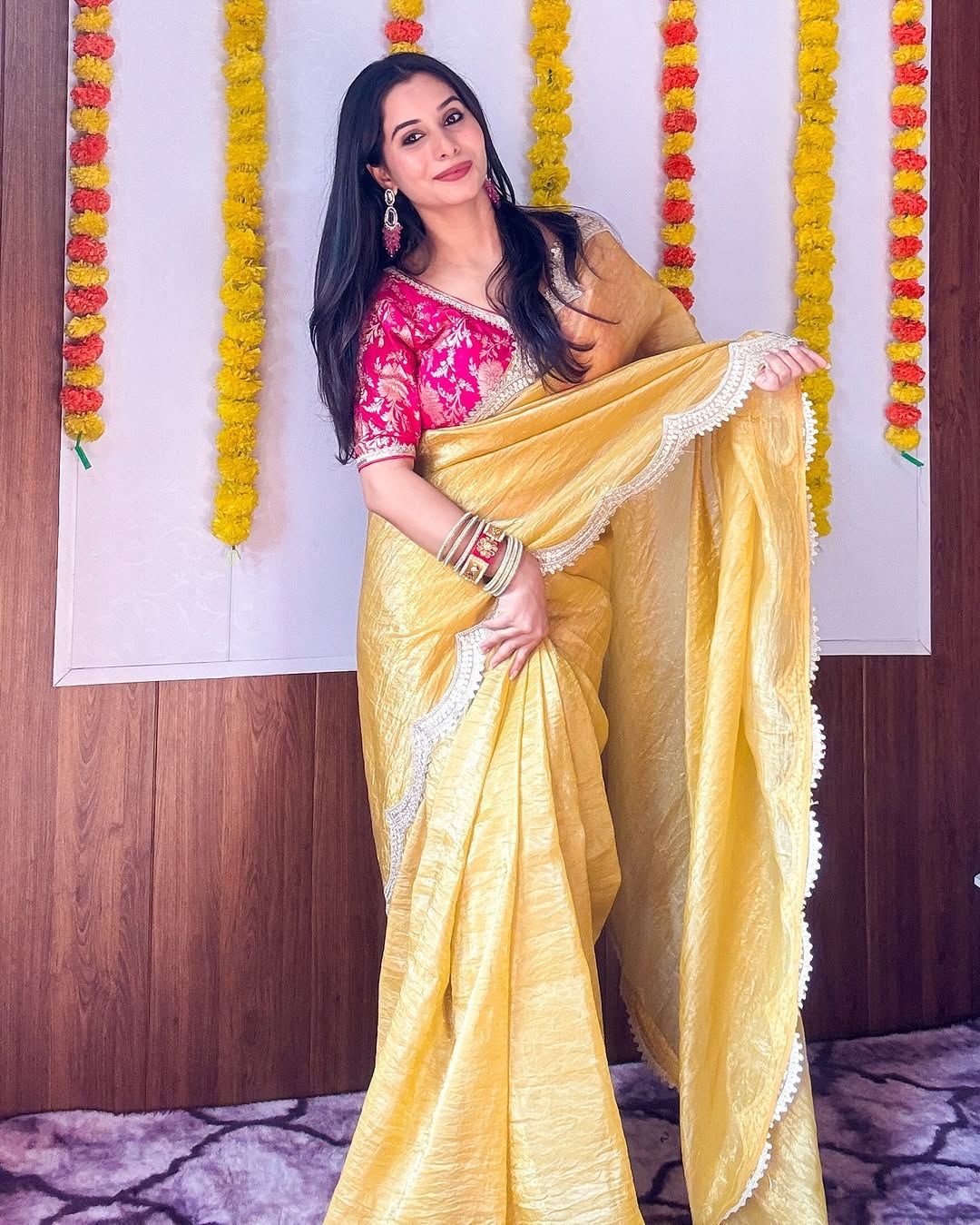 &nbsp;GOLD CRUSH TISSUE SOFT saree with Plain Work on all over the saree